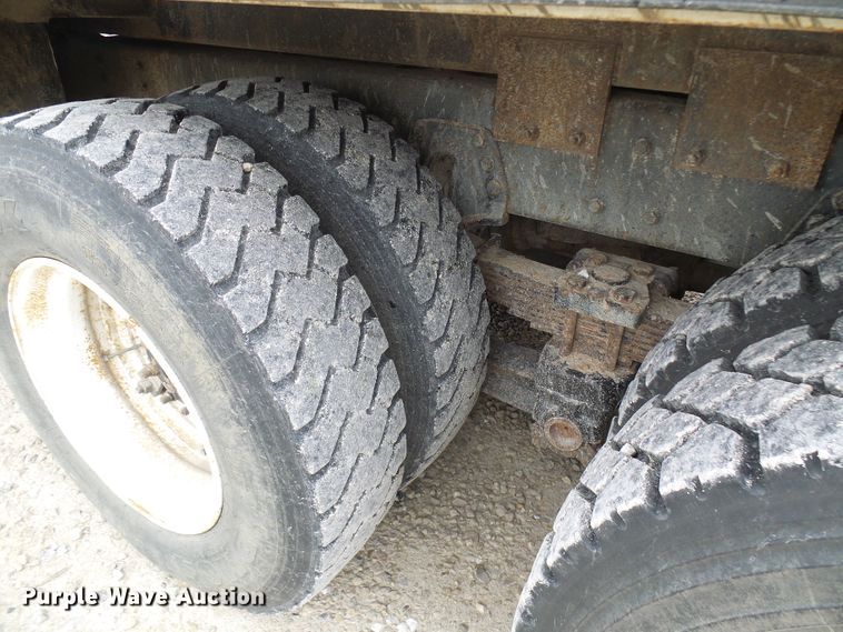 image for item DG2141 2001 International 4900  digger derrick truck