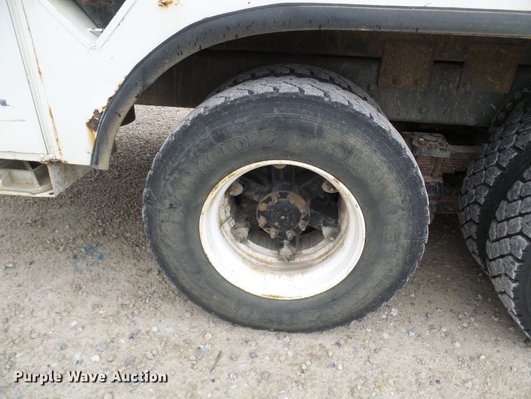 image for item DG2141 2001 International 4900  digger derrick truck