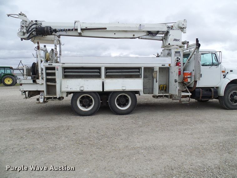 image for item DG2141 2001 International 4900  digger derrick truck