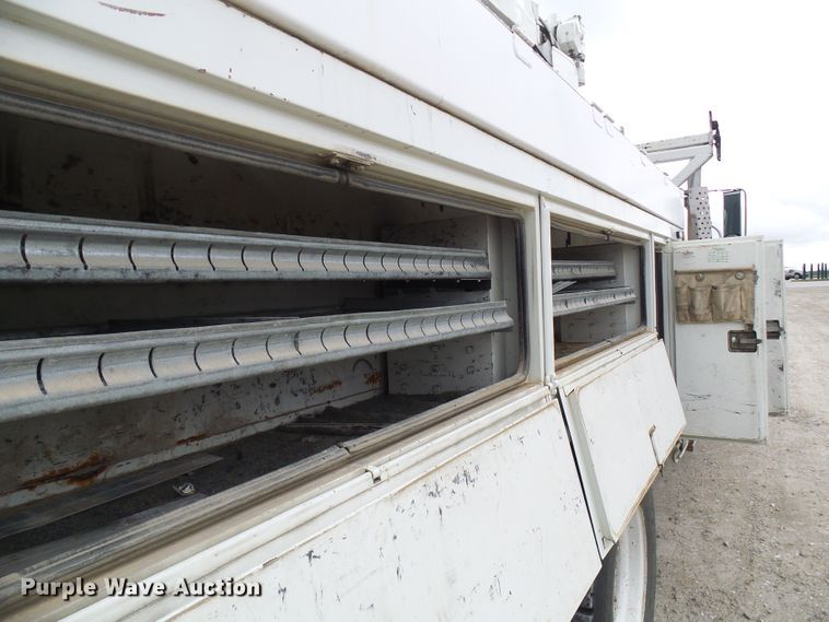 image for item DG2141 2001 International 4900  digger derrick truck