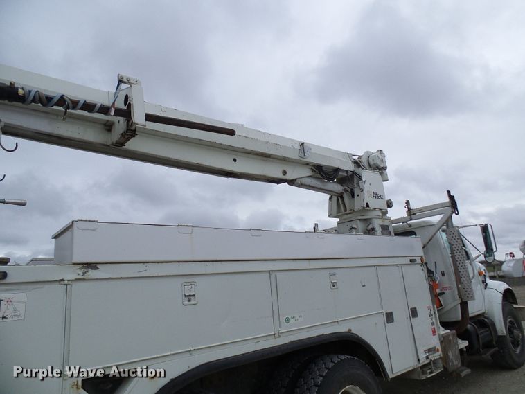 image for item DG2141 2001 International 4900  digger derrick truck