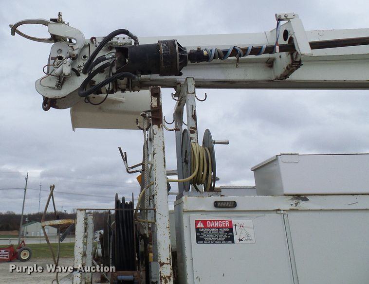 image for item DG2141 2001 International 4900  digger derrick truck