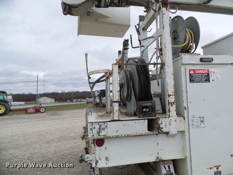 image for item DG2141 2001 International 4900  digger derrick truck