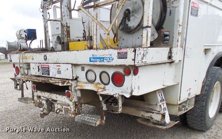 image for item DG2141 2001 International 4900  digger derrick truck