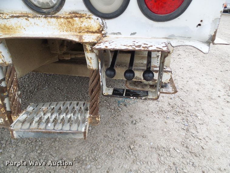 image for item DG2141 2001 International 4900  digger derrick truck