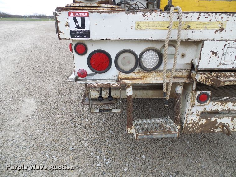 image for item DG2141 2001 International 4900  digger derrick truck