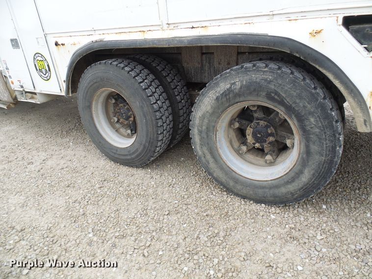 image for item DG2141 2001 International 4900  digger derrick truck