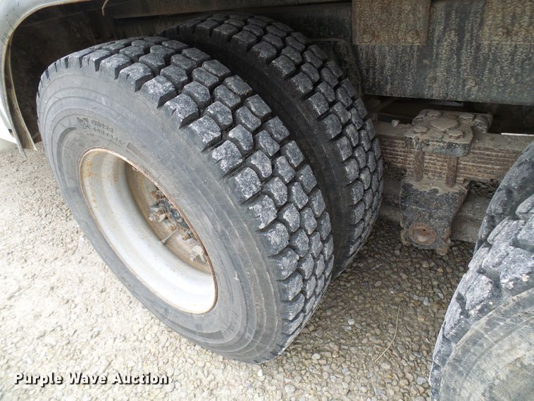 image for item DG2141 2001 International 4900  digger derrick truck