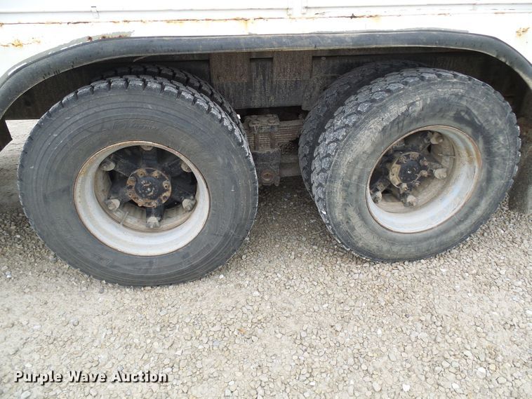 image for item DG2141 2001 International 4900  digger derrick truck