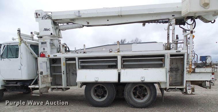 image for item DG2141 2001 International 4900  digger derrick truck