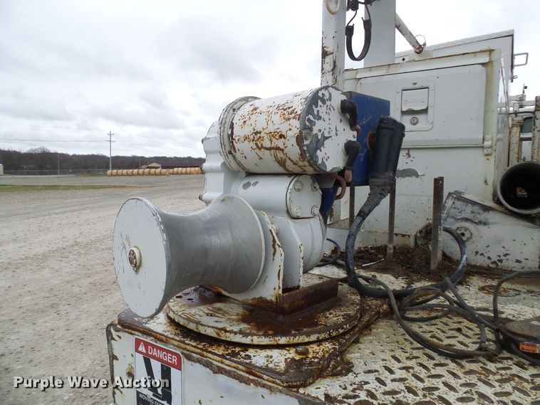 image for item DG2141 2001 International 4900  digger derrick truck