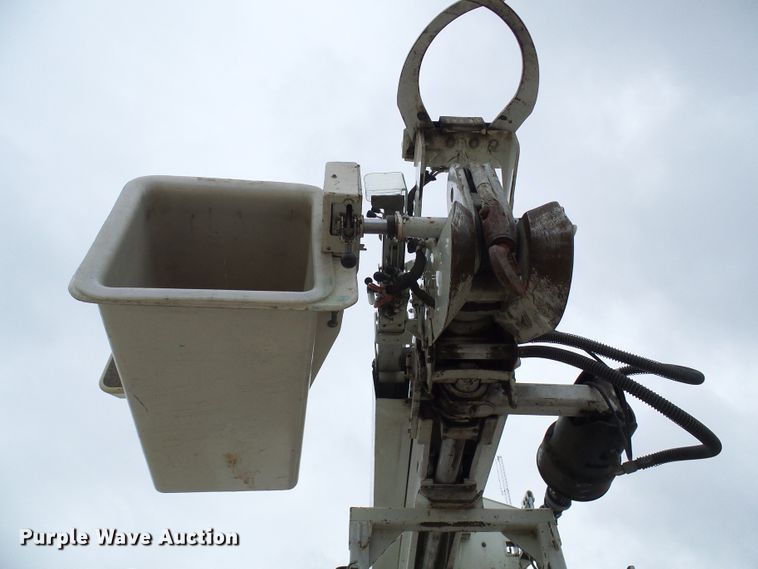 image for item DG2141 2001 International 4900  digger derrick truck