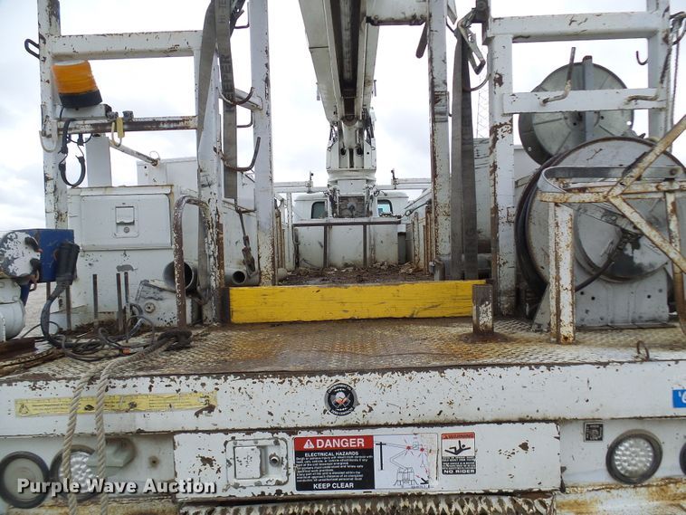 image for item DG2141 2001 International 4900  digger derrick truck