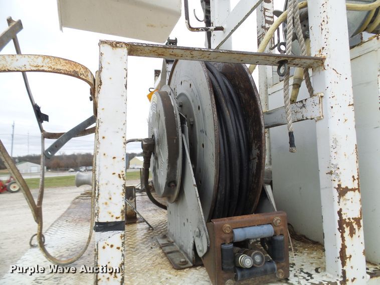 image for item DG2141 2001 International 4900  digger derrick truck