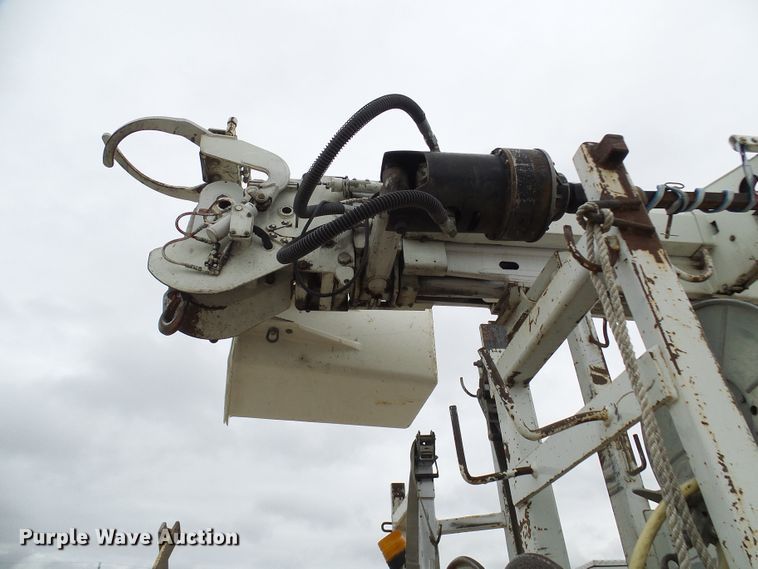 image for item DG2141 2001 International 4900  digger derrick truck