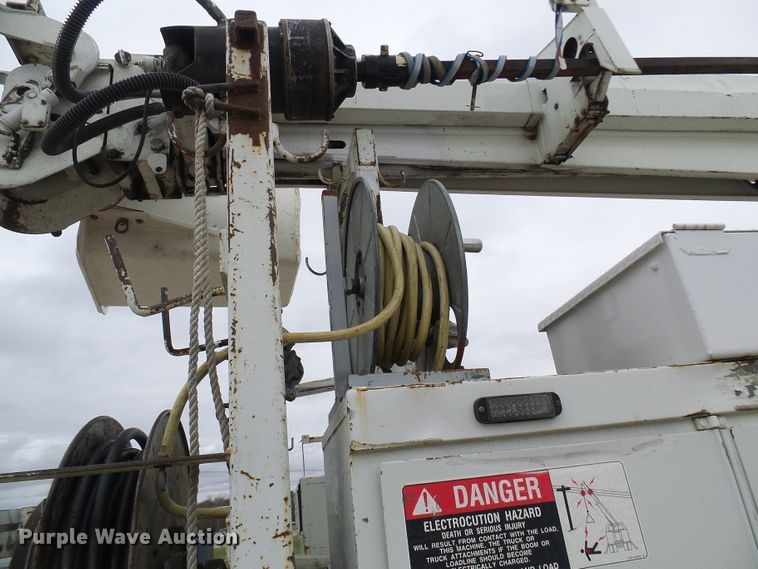 image for item DG2141 2001 International 4900  digger derrick truck