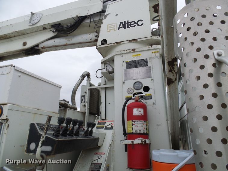 image for item DG2141 2001 International 4900  digger derrick truck