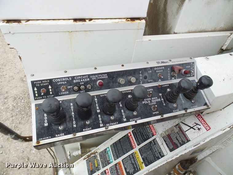 image for item DG2141 2001 International 4900  digger derrick truck