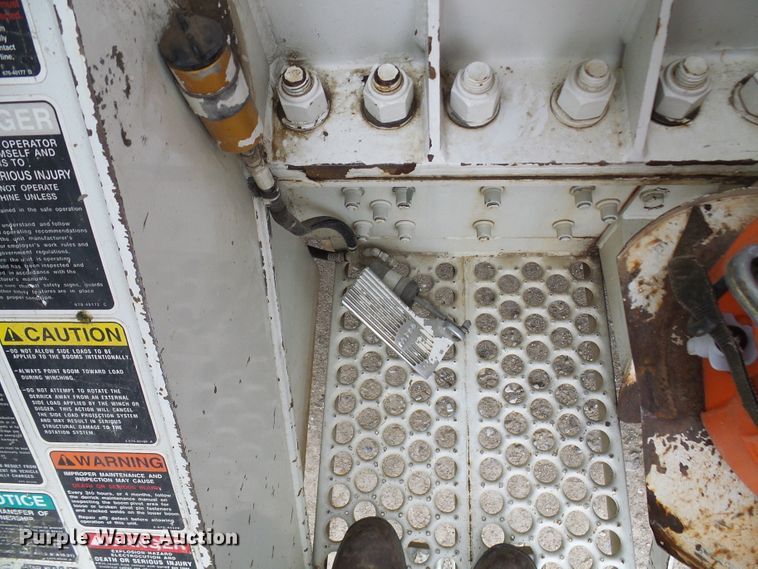 image for item DG2141 2001 International 4900  digger derrick truck