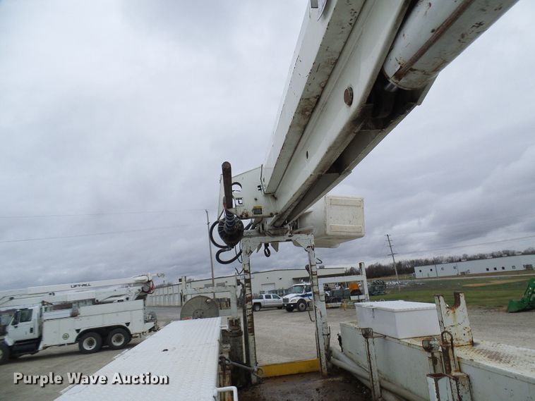 image for item DG2141 2001 International 4900  digger derrick truck