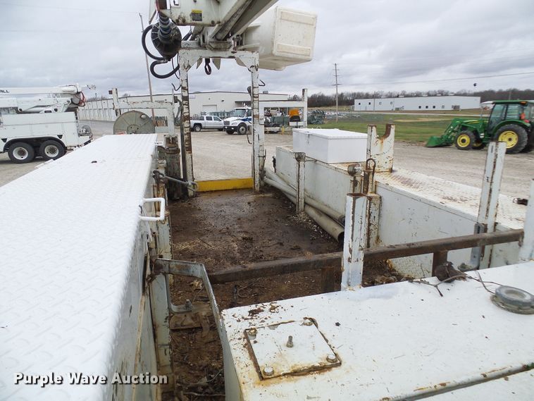 image for item DG2141 2001 International 4900  digger derrick truck