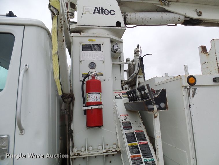 image for item DG2141 2001 International 4900  digger derrick truck