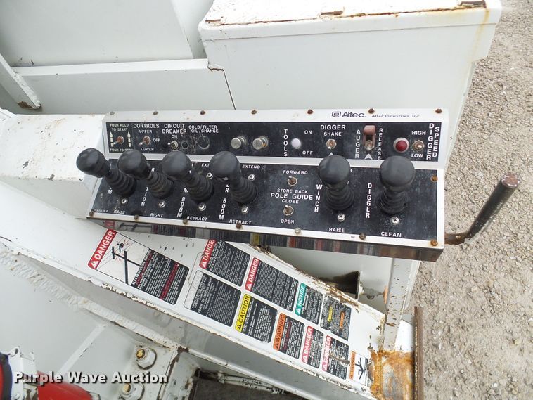 image for item DG2141 2001 International 4900  digger derrick truck