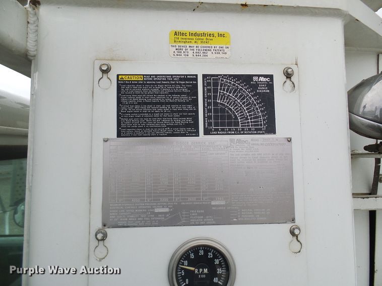 image for item DG2141 2001 International 4900  digger derrick truck