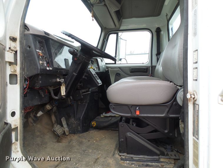 image for item DG2141 2001 International 4900  digger derrick truck