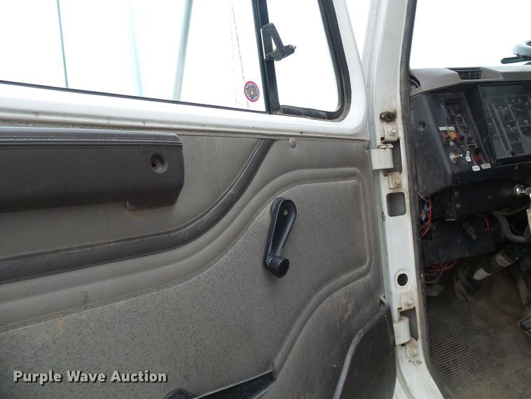 image for item DG2141 2001 International 4900  digger derrick truck