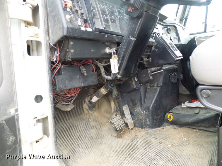 image for item DG2141 2001 International 4900  digger derrick truck