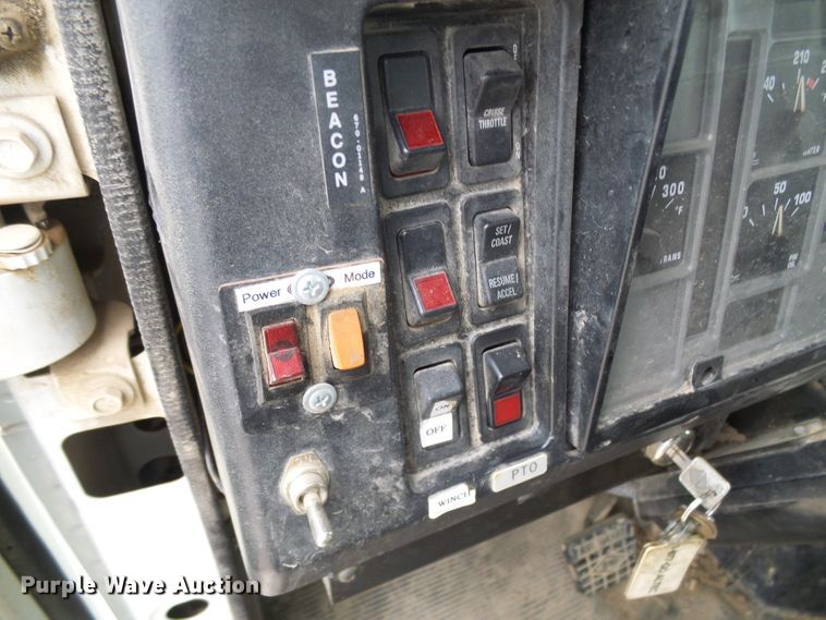 image for item DG2141 2001 International 4900  digger derrick truck