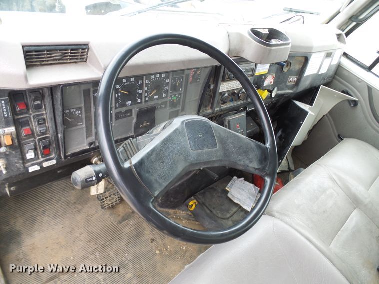 image for item DG2141 2001 International 4900  digger derrick truck