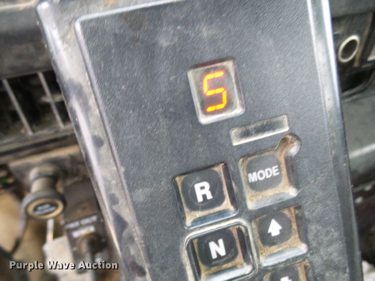 image for item DG2141 2001 International 4900  digger derrick truck