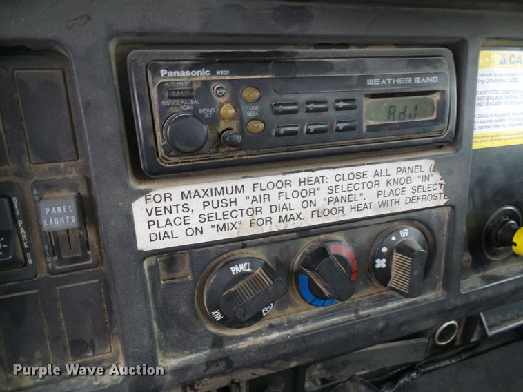 image for item DG2141 2001 International 4900  digger derrick truck