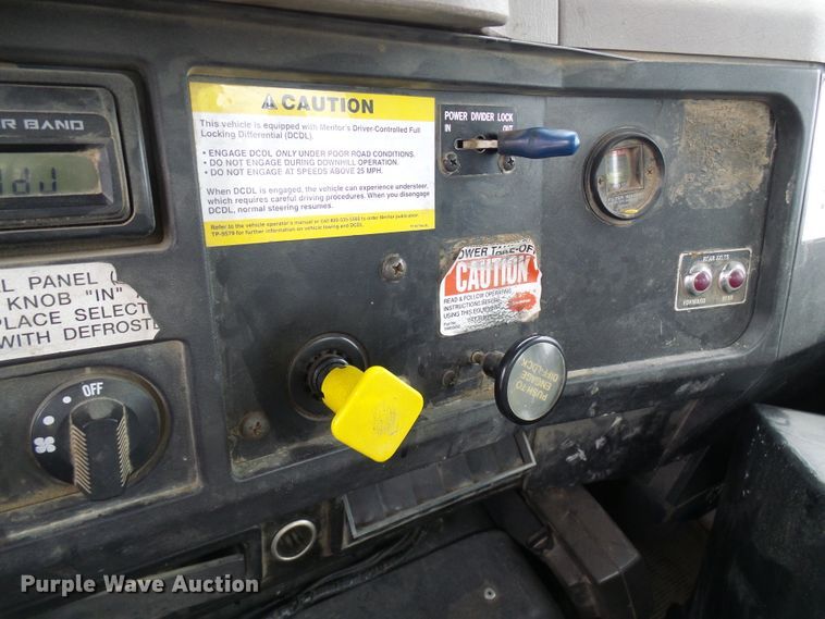 image for item DG2141 2001 International 4900  digger derrick truck