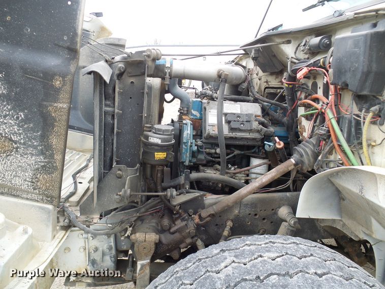 image for item DG2141 2001 International 4900  digger derrick truck