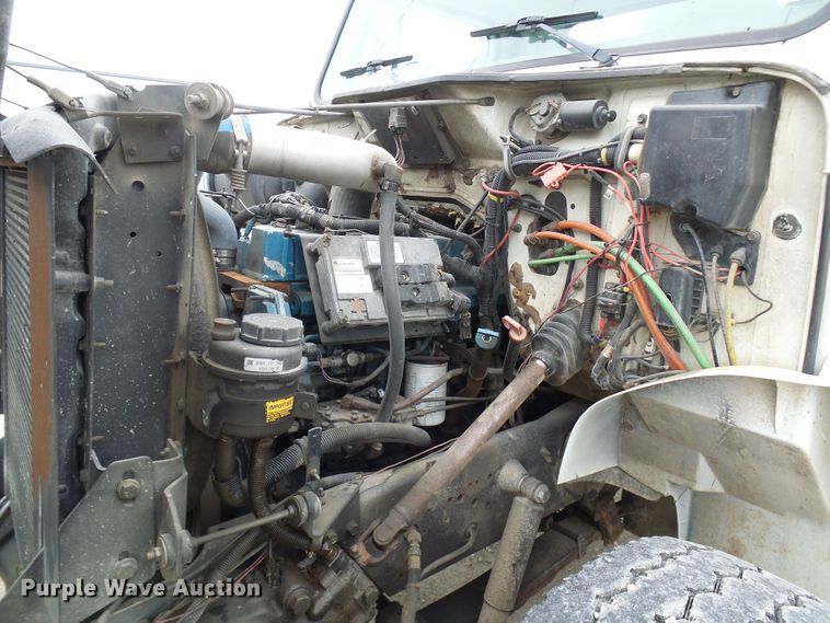 image for item DG2141 2001 International 4900  digger derrick truck