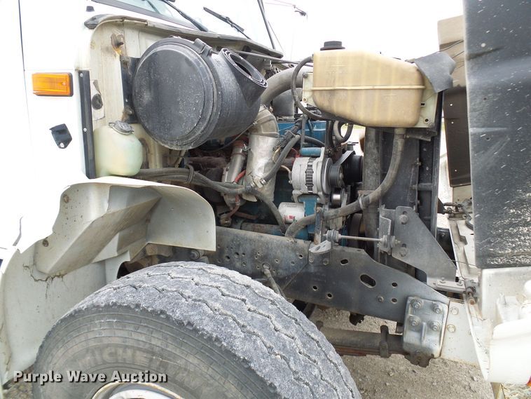 image for item DG2141 2001 International 4900  digger derrick truck