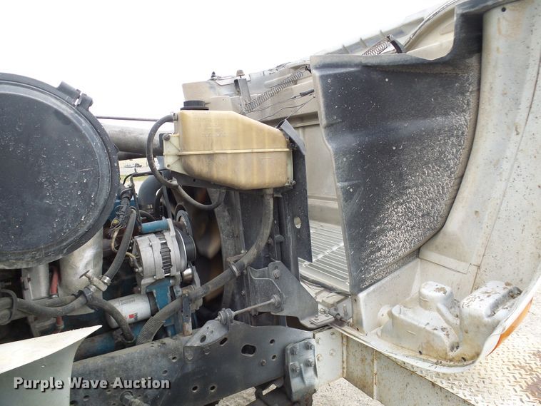 image for item DG2141 2001 International 4900  digger derrick truck