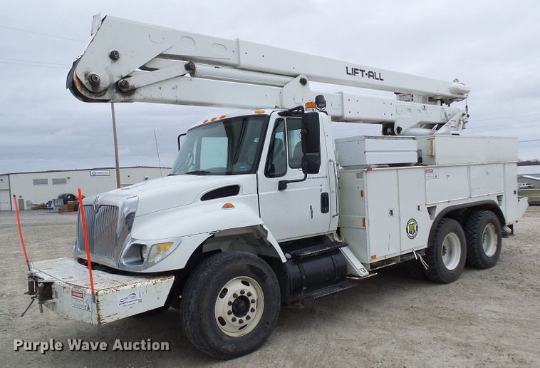 image for item DG2142 2006 International 7400  bucket truck