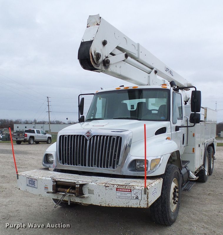 image for item DG2142 2006 International 7400  bucket truck