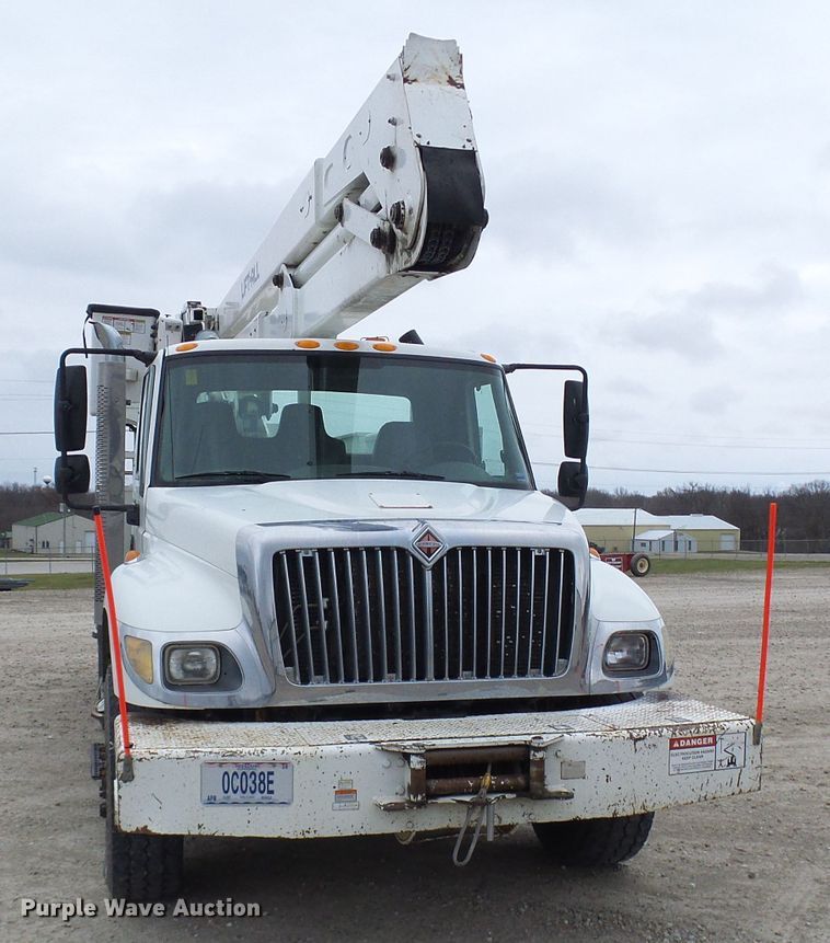 image for item DG2142 2006 International 7400  bucket truck