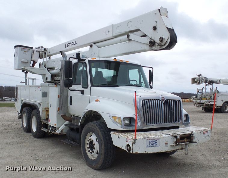 image for item DG2142 2006 International 7400  bucket truck