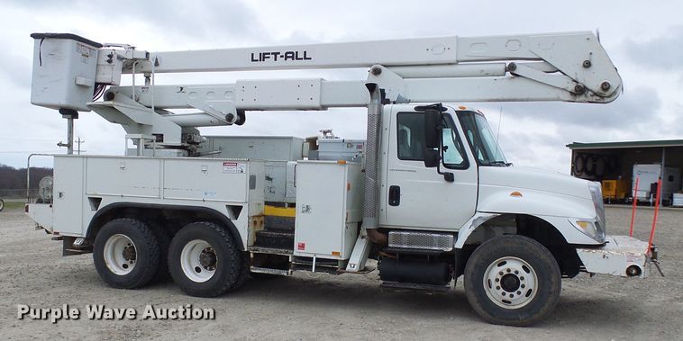 image for item DG2142 2006 International 7400  bucket truck