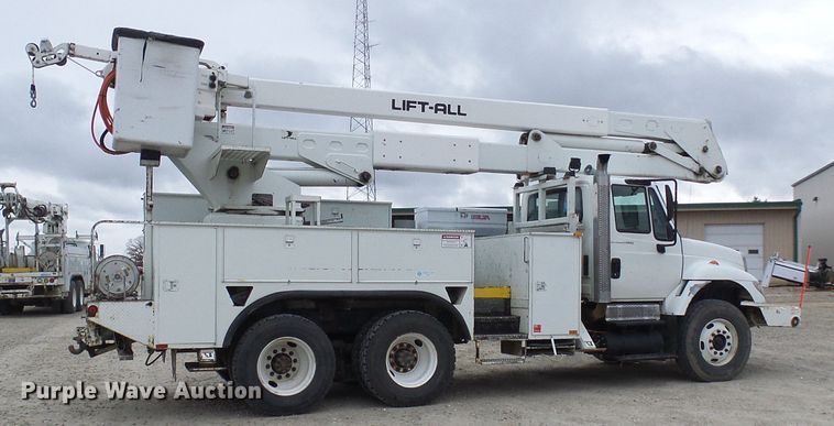 image for item DG2142 2006 International 7400  bucket truck