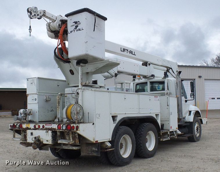 image for item DG2142 2006 International 7400  bucket truck