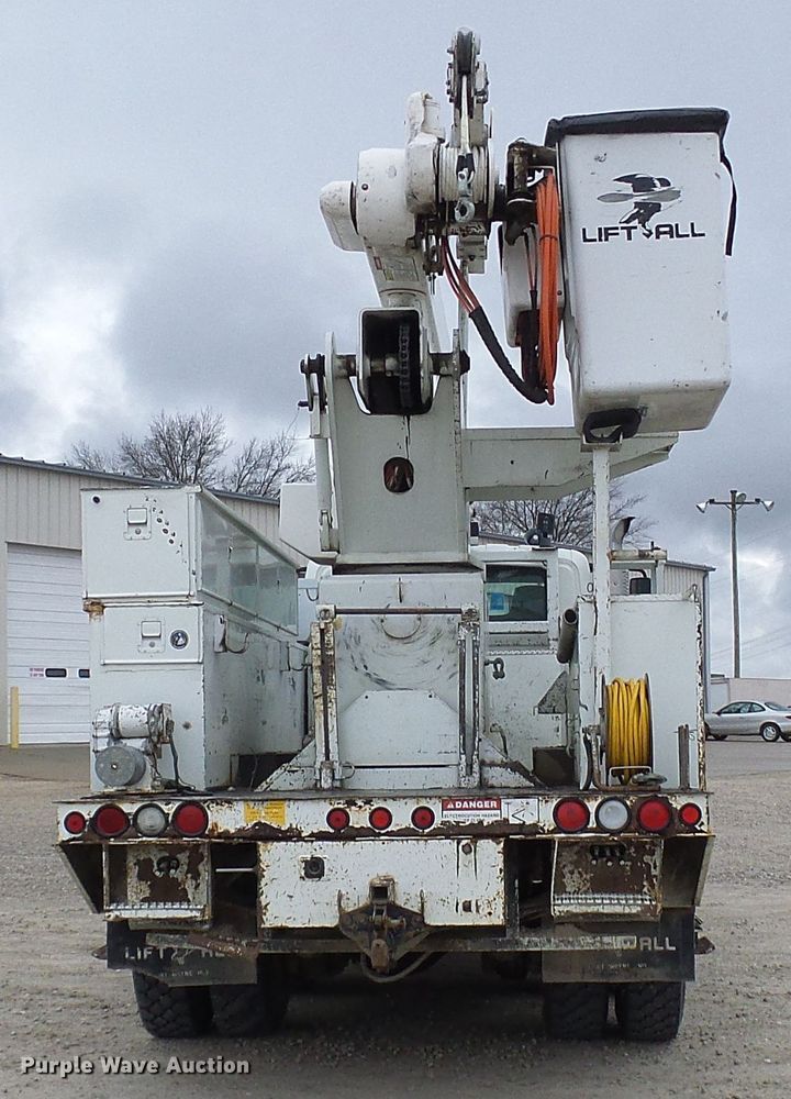 image for item DG2142 2006 International 7400  bucket truck