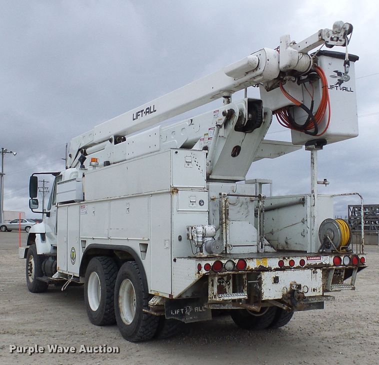 image for item DG2142 2006 International 7400  bucket truck