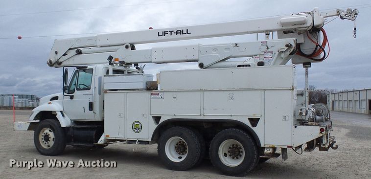 image for item DG2142 2006 International 7400  bucket truck